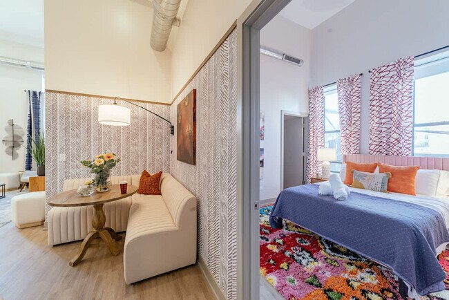 Building Photo - 1954 W North Ave