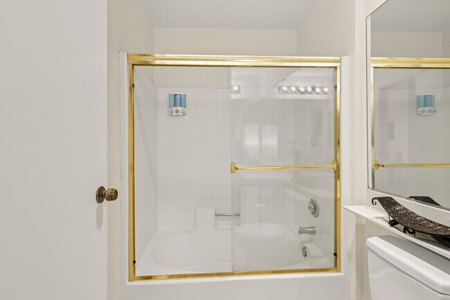 Building Photo - 2601 S Broadmoor Dr