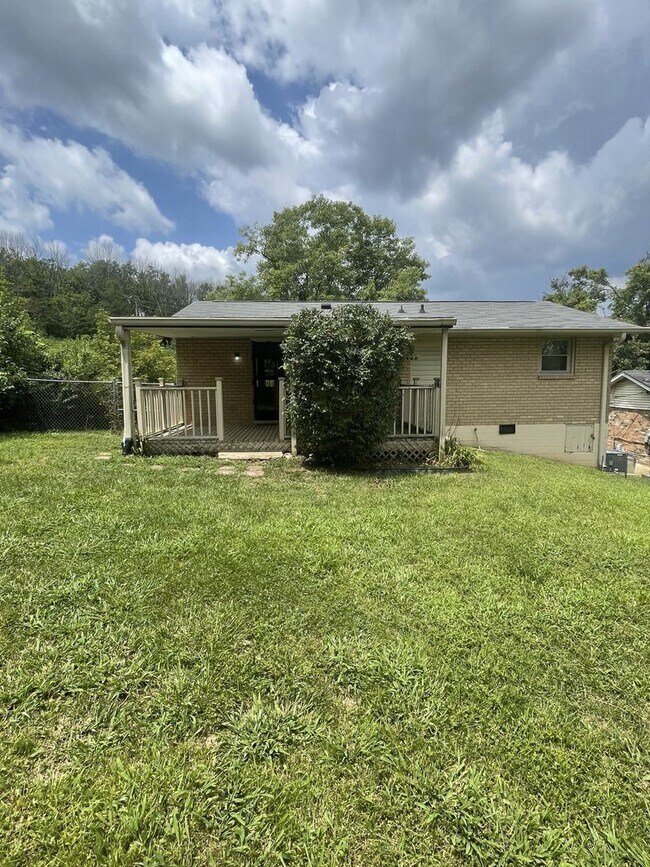Building Photo - Excellent 3 Bedroom Home Minutes from Down...