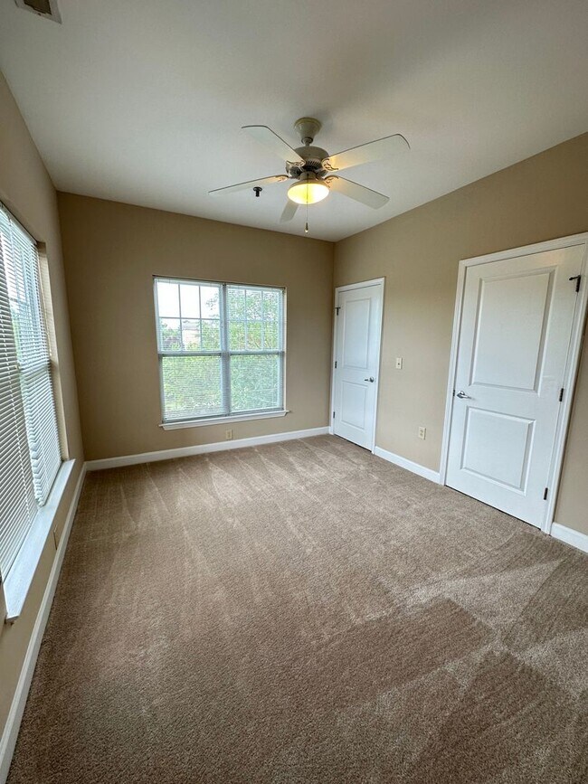 Building Photo - 302 Campus Walk Trl