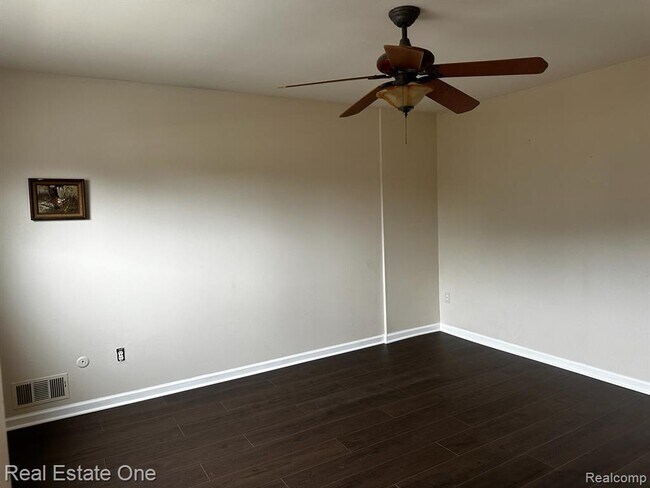 Building Photo - 780 E Fox Hills Dr
