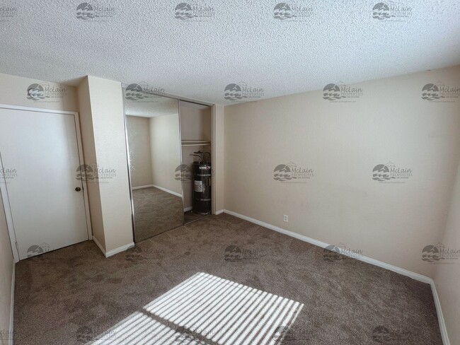 Building Photo - 3 Bed/2 Bath Two Story Townhome in Gated C...