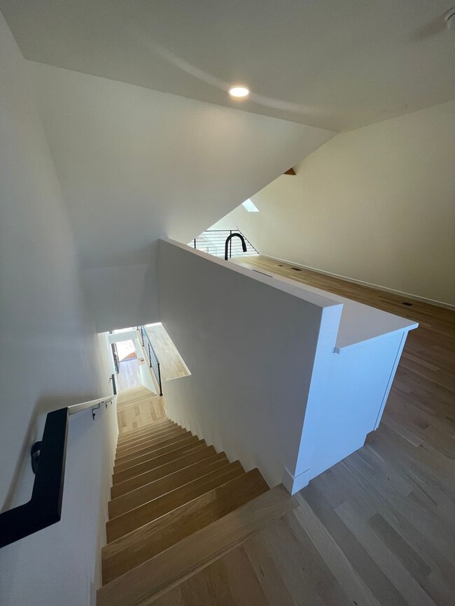 Building Photo - Contemporary Townhome in an Exceptional Su...
