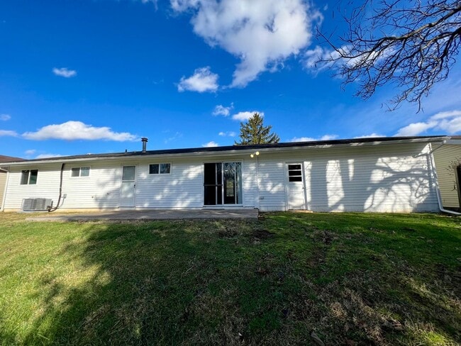 Building Photo - Massive Space! 4 Bedrooms 2 Bathrooms - Cr...