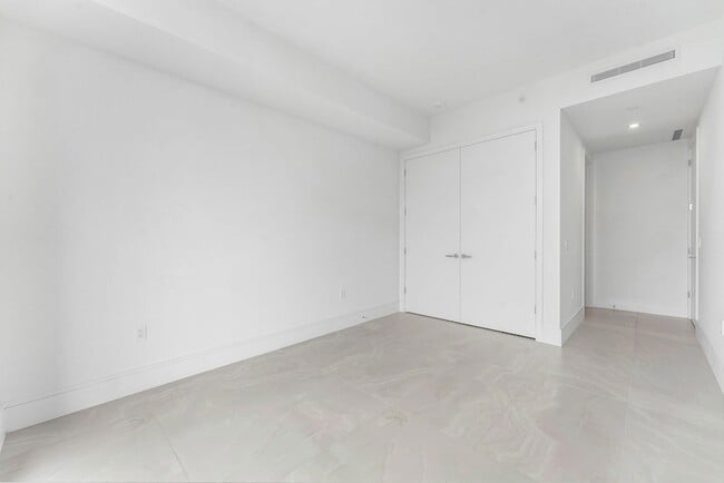 Building Photo - 220 Lake Shore Dr