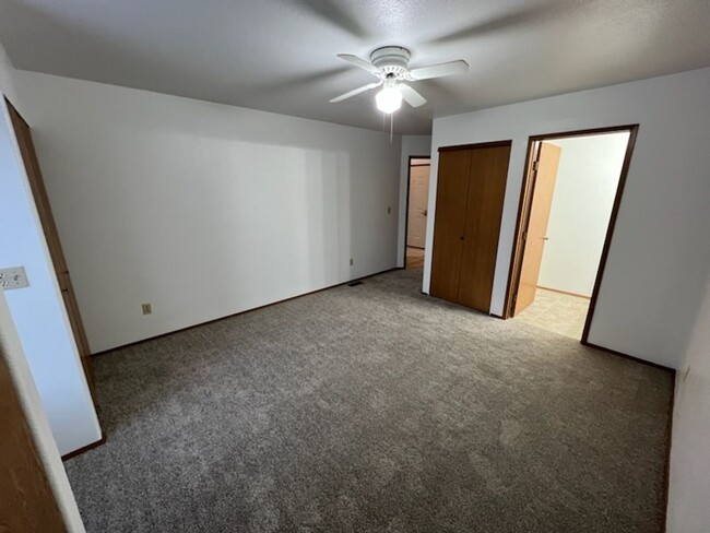 Building Photo - 3 bedroom/1.75 bath rambler style home! 1,...