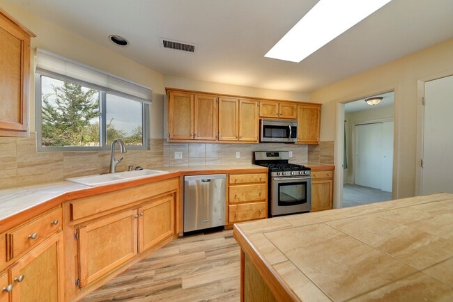Building Photo - Amazing 4 Bedroom with Views SE Rio Rancho!