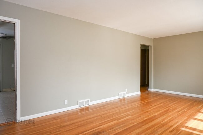 Building Photo - 4 Bed 2 Bath in Prime Location: Your Perfe...