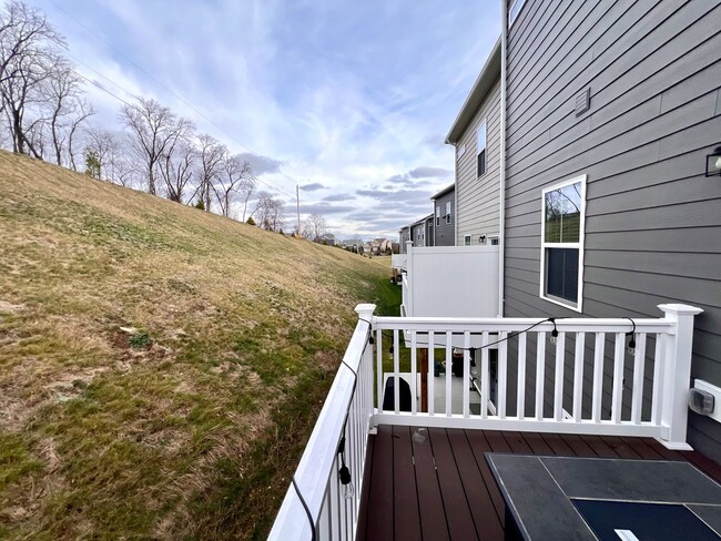 Building Photo - Canonsburg - 3 Bedroom 2.5 Bathroom Townhome For Rent