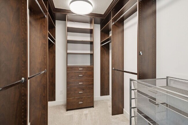Building Photo - Luxurious 5-Bed/5 Baths, Granite & 3 Car Garage
