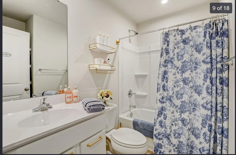 Full bath - 1001 Cyprus Ct