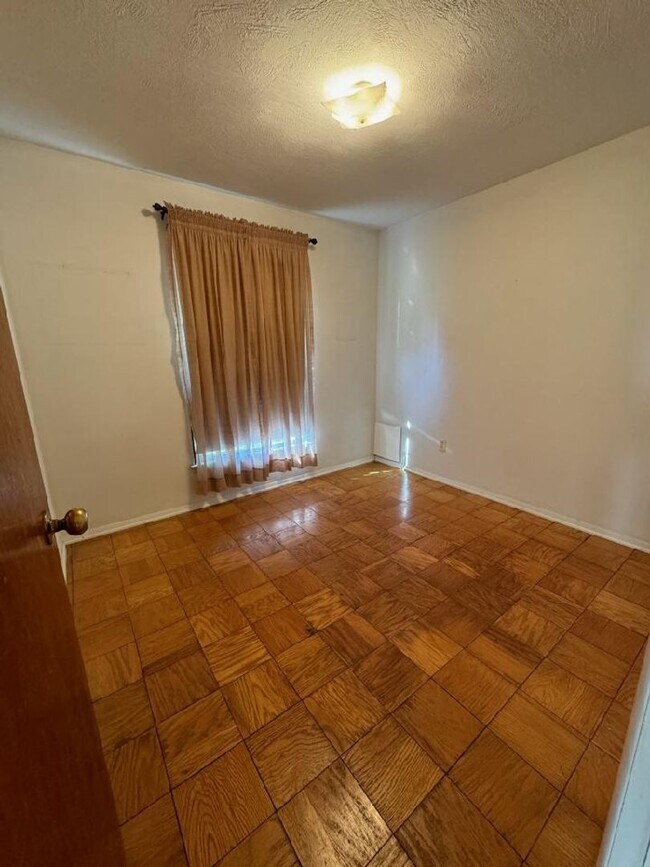 Building Photo - 2511 Meadow Dr