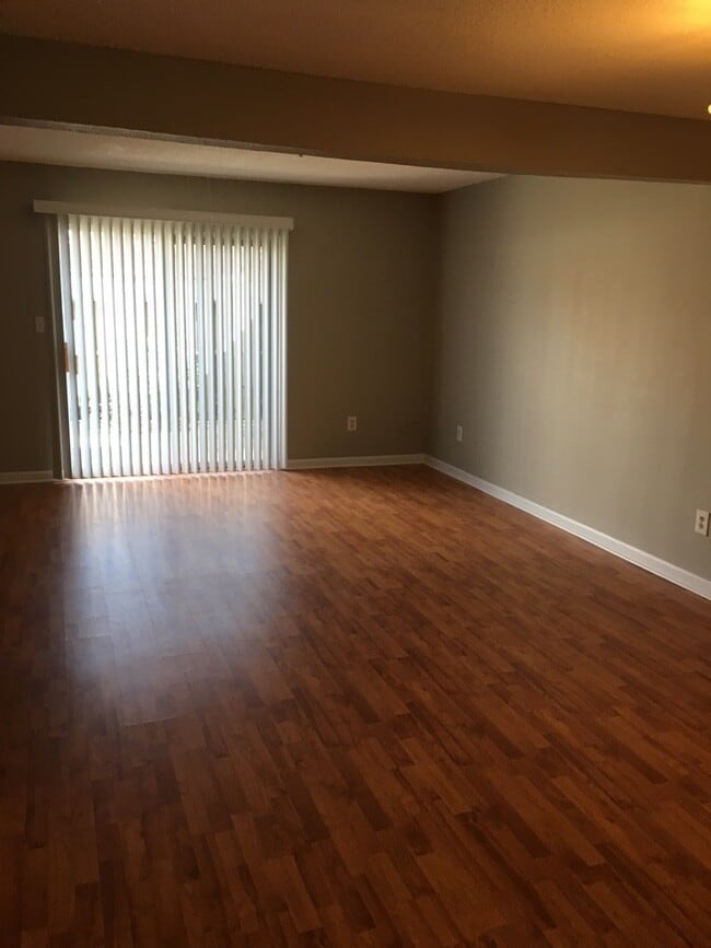 Building Photo - 2 Bedroom/1.5 Bath Condo for Rent! $1,300....