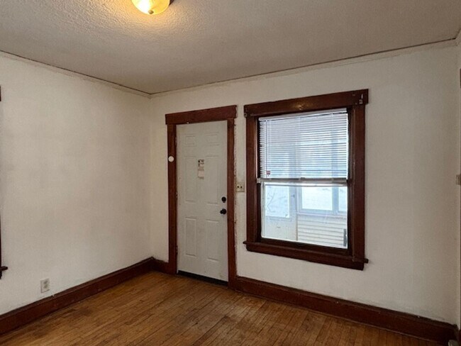 Building Photo - 3 BR/1 BA Single-Family Home in St. Paul!
