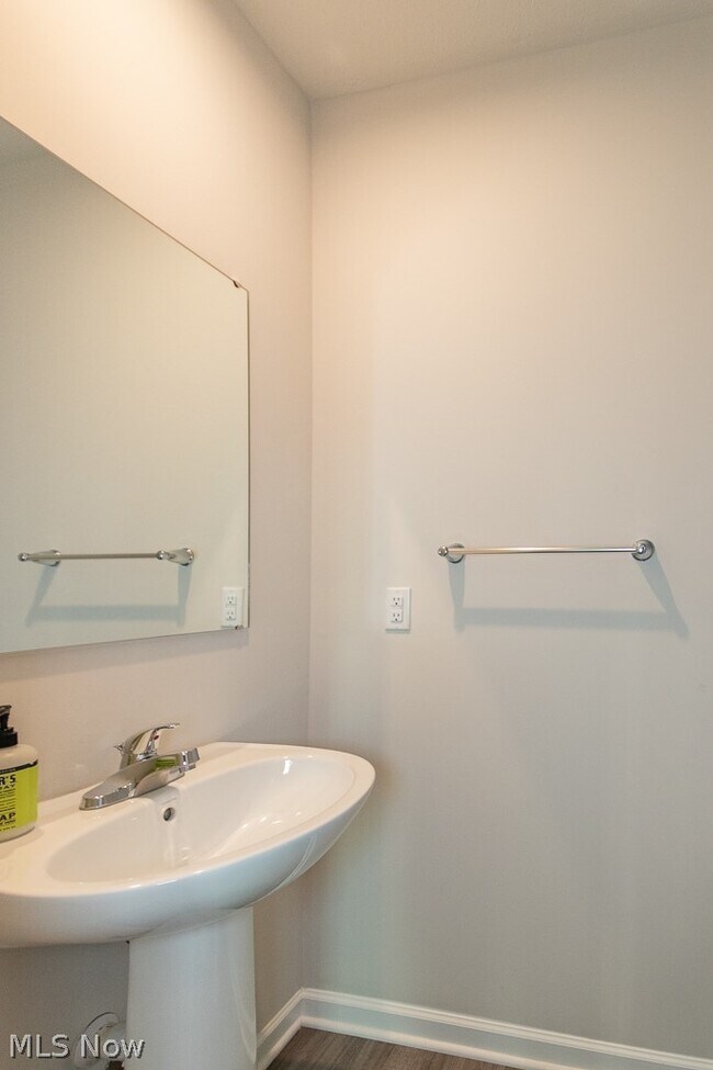 Building Photo - 472 Roberta Dr