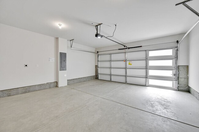 Building Photo - 4 Bed 3 Bath Townhouse for Rent!
