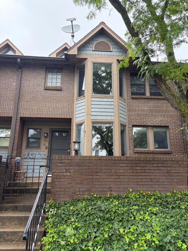Building Photo - 2 bedroom 1.5 bath Townhouse available September!