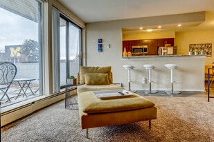 Building Photo - The Sans Souci