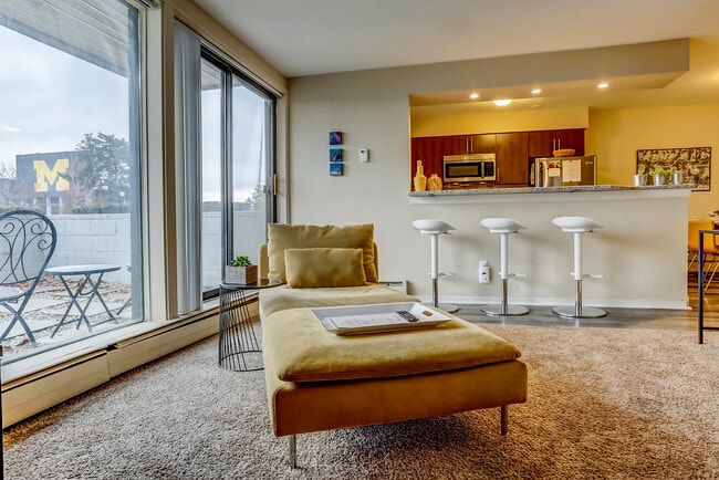 Building Photo - The Sans Souci