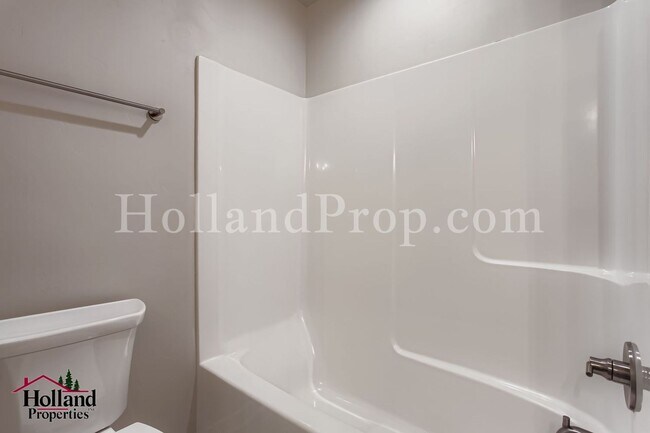 Building Photo - **Price drop: $2395 + $150.00 off for your first 3 months**- Lovely 3 bedroom home in Hillsboro