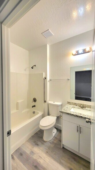 Building Photo - 620 San Lorenzo St