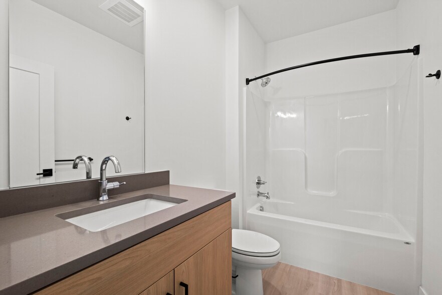 Building Photo - 3009 N Oak Trafficway