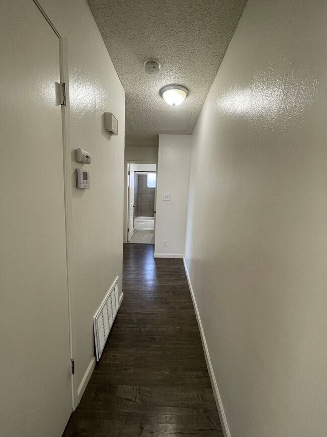 Building Photo - Lovely 2 Bedroom /  1 Bathroom for rent $2...