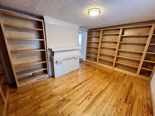 Building Photo - 3-Bedroom Home with Bonus Library/Office Near Local Attractions!