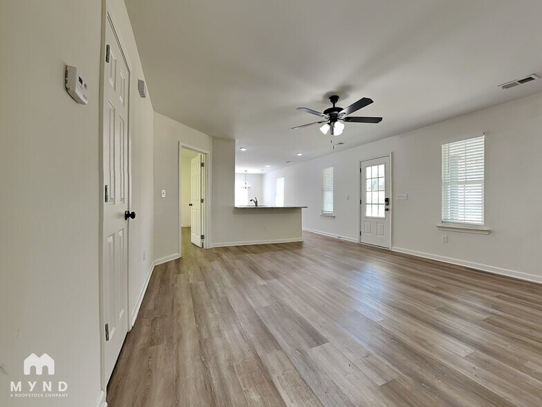 Building Photo - 424 Valerie Cir