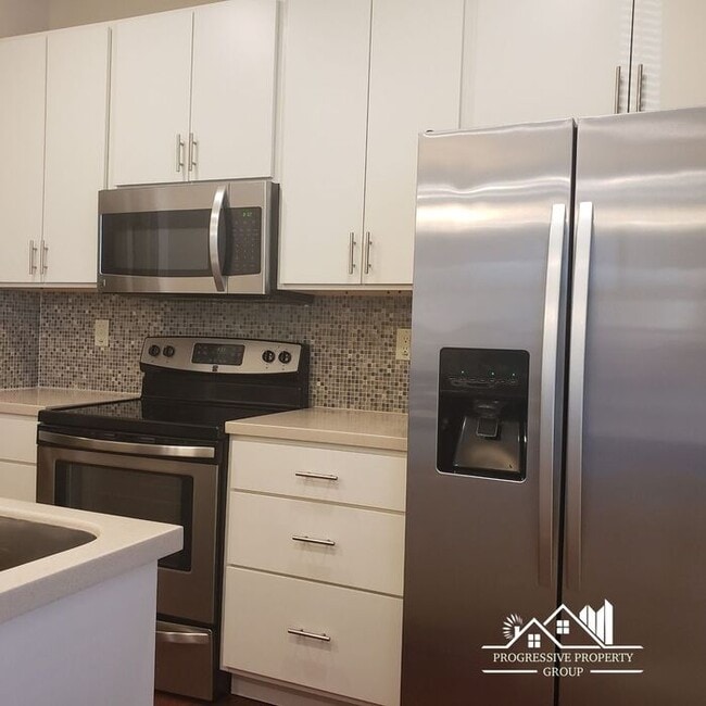 Building Photo - 525 E Kiowa St