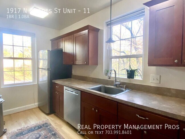 Building Photo - Rare Sun-Drenched Courthouse Metro End Unit!