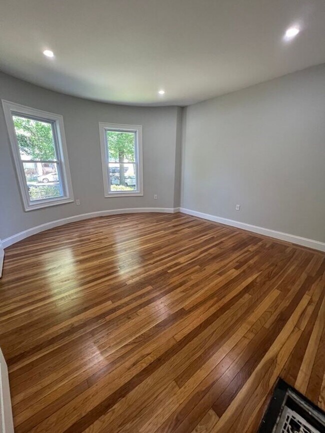 Building Photo - Huge 4 Bed 2 Bath in Dorchester