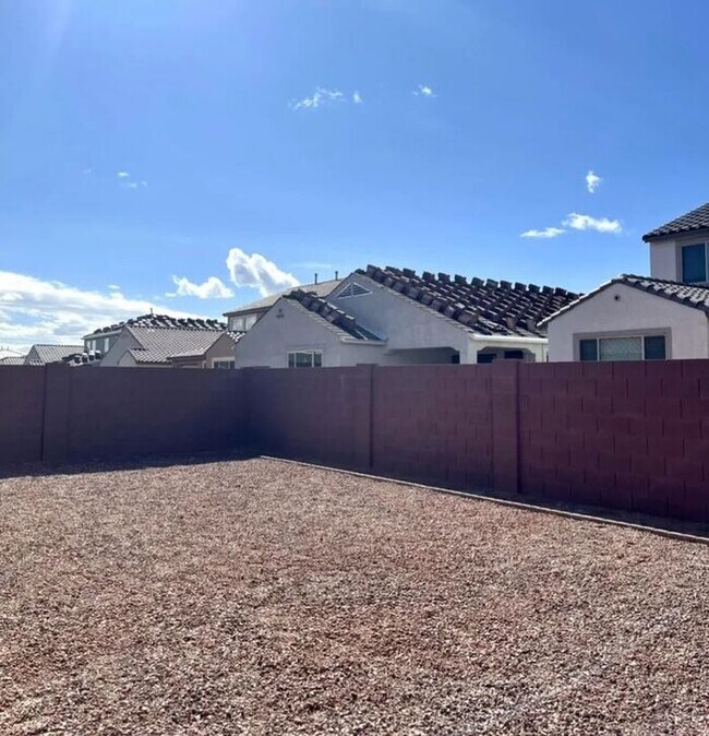 Building Photo - 2022 Built Single-Level 4Bedrooms/3Baths Stunning Home!!