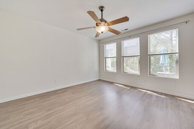 Building Photo - 11 Moss Grove Ln