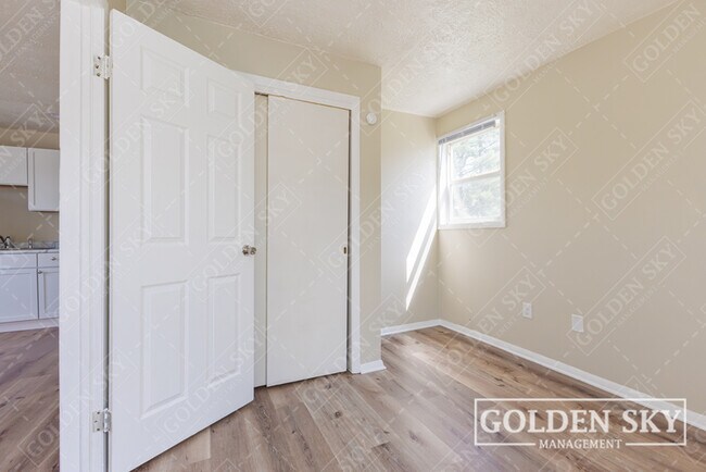 Building Photo - 119 E 1st St