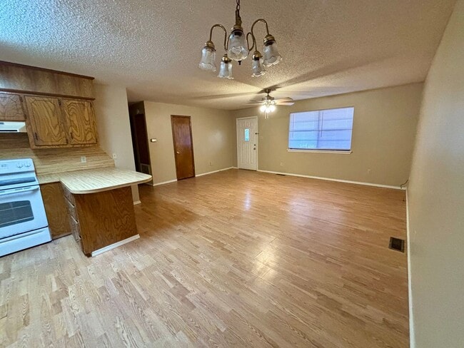 Building Photo - Introducing a charming 2-bedroom, 1-bathroom house in the desirable location of Russellville, AR.