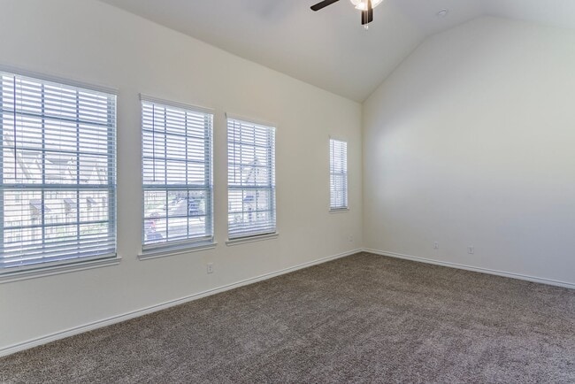 Building Photo - 326 Shasta Dr