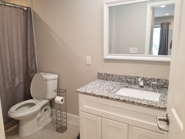 Full Bath 1 off hallway in Bedroom 1. - 935 La Posada Dr