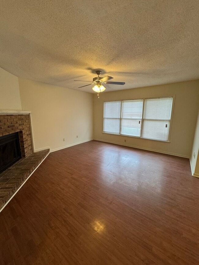 Building Photo - 201 Westbrooke Court #5 (Westbrooke Townhomes)