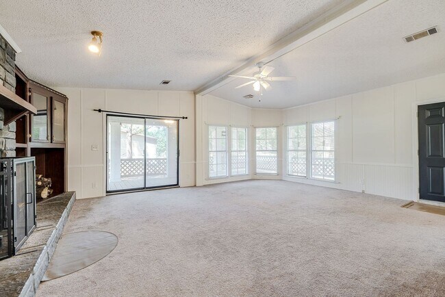 Building Photo - Spacious 3 Bed 2 Bath Home on Large Lot - NO HOA!