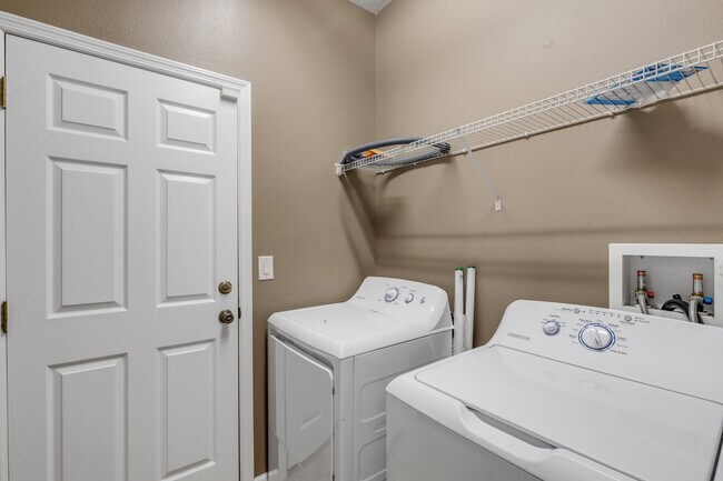 Building Photo - 627 Aeolian Dr