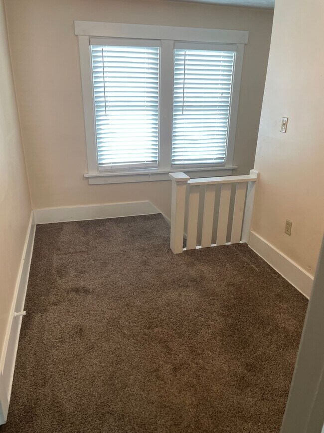 Building Photo - 4 Bedroom home located near UNMC