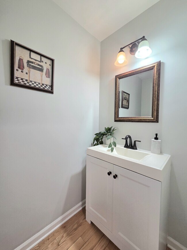 Building Photo - 5407 Leeway Ct