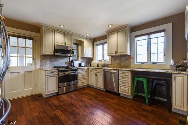 Building Photo - 869 Ridgewood Rd