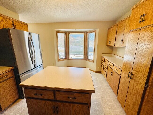 Building Photo - Charming Chaska Retreat: Spacious Single Family Homer 3-Bedroom 2.5 Bathroom Home with Finished B...