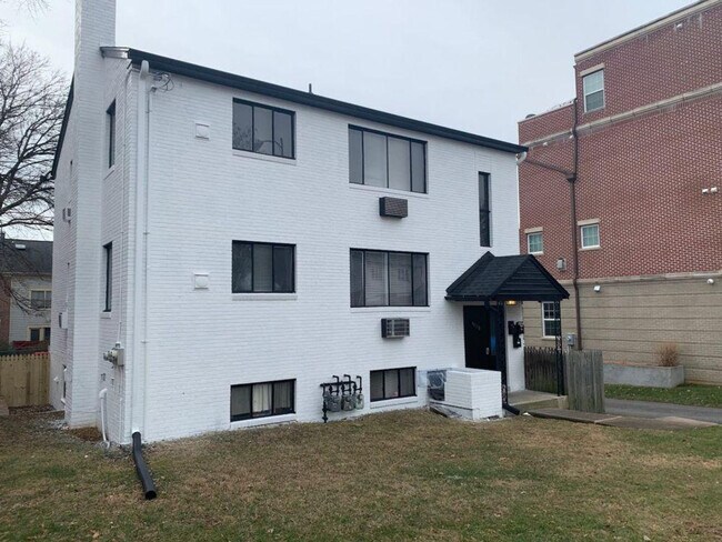 Building Photo - 4206 Washington Blvd