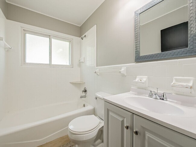 Building Photo - Charming 3-Bedroom Ranch in the Heart of Garden City