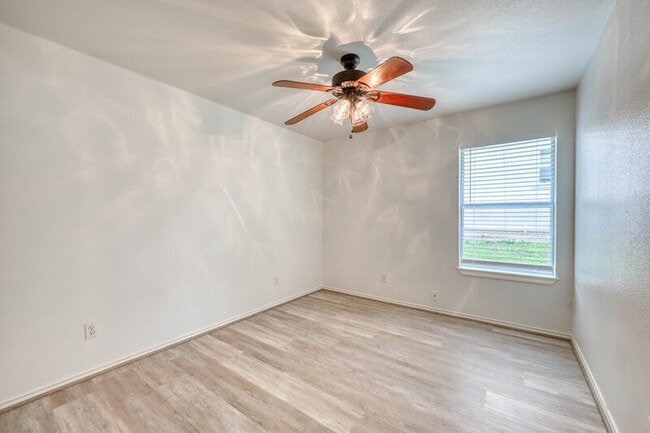 Building Photo - 1511 N Claremont Cir