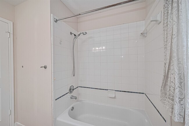 Building Photo - 1327 W Forest Dr