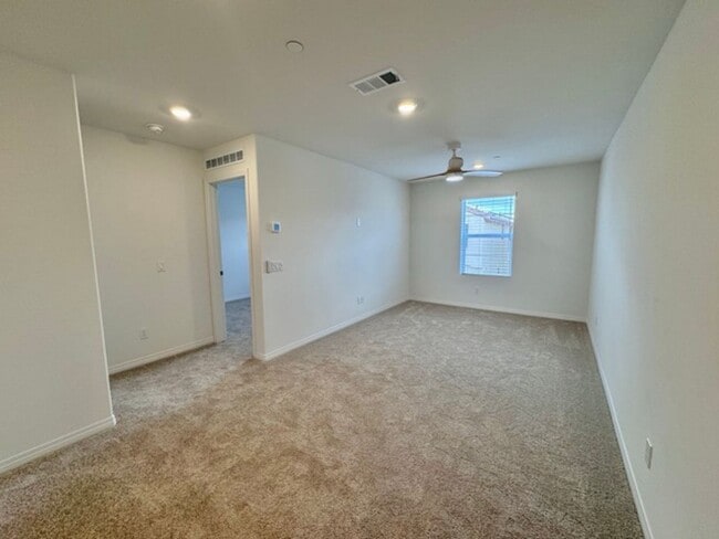 Building Photo - Welcome to Your Brand New 3 Bedroom Solar Home in the Gated Willow Springs Community of Murrieta!